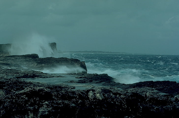 Weathering the Storm: A Guide to Spotting and Safely Navigating Bad Weather at Sea